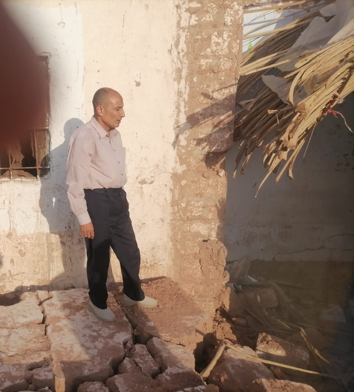 مساعدات مادية وعينية وعلاجية للمضارين من سقوط الامطار بمركز باريس بالوادي الجديد (1)