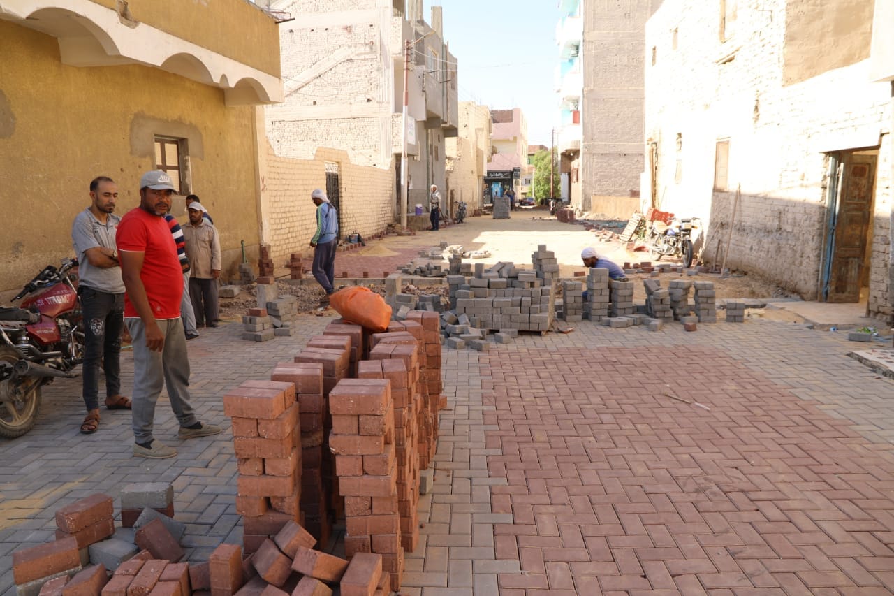 رفع كفاءة الطرق الداخلية بأحياء مدينة الخارجة في الوادي الجديد (1)