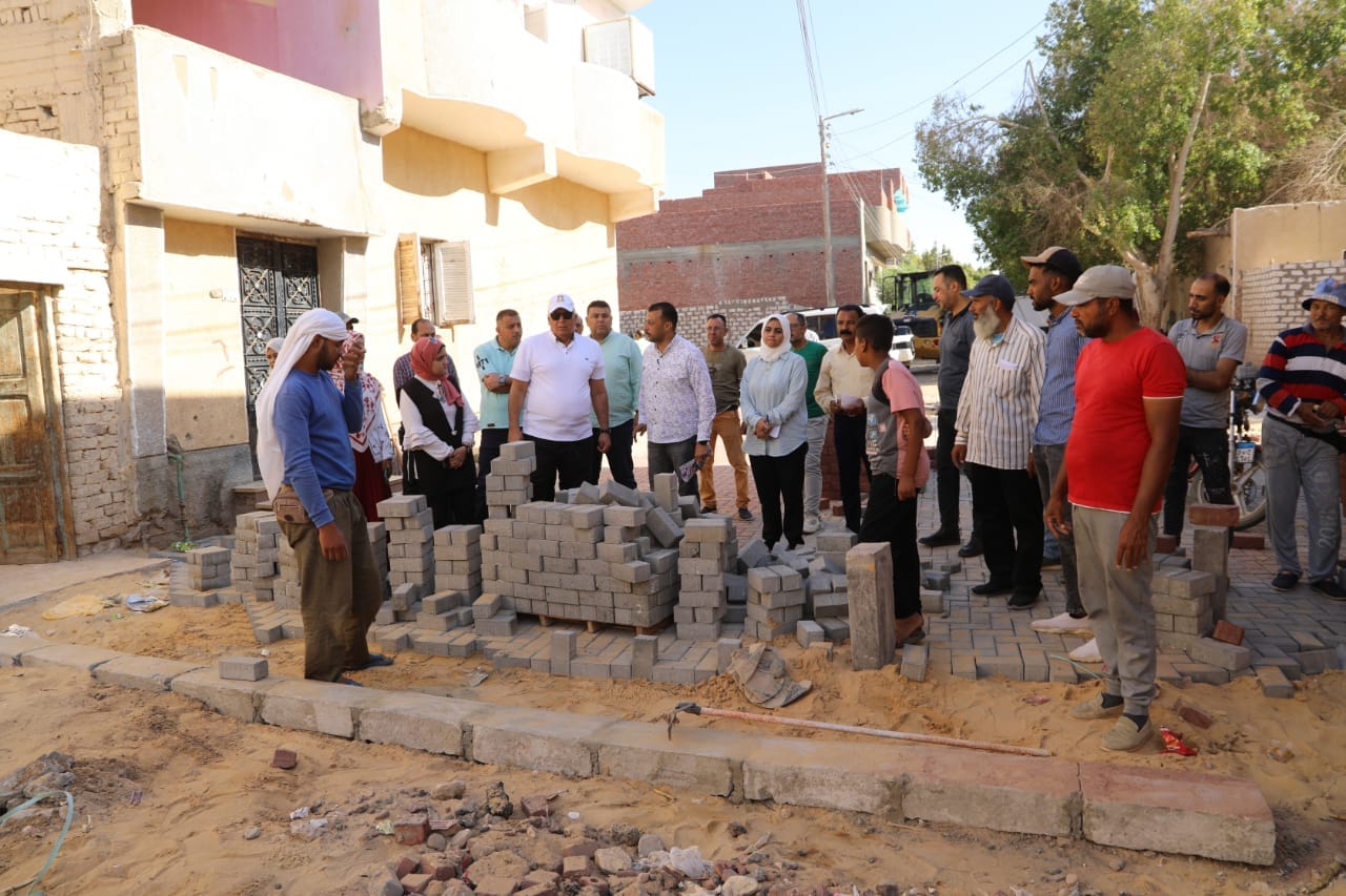 رفع كفاءة الطرق الداخلية بأحياء مدينة الخارجة في الوادي الجديد (2)