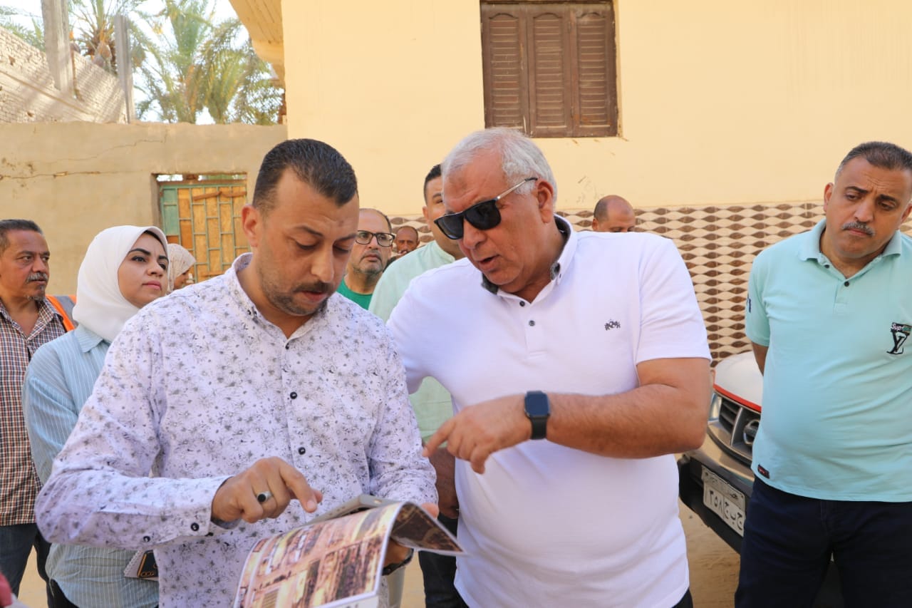 محافظ الوادي الجديد يتفقد تطوير الطرق الداخلية بالخارجة (1)