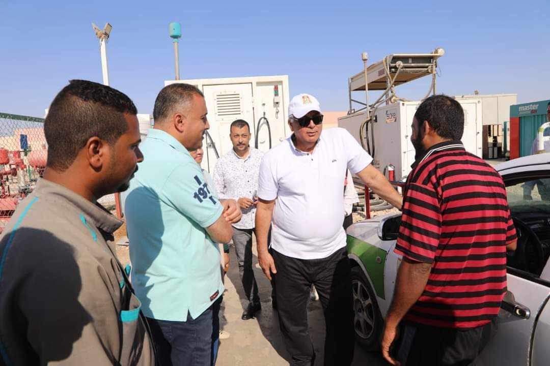 محافظ الوادي الجديد يتفقد محطة التموين (2)