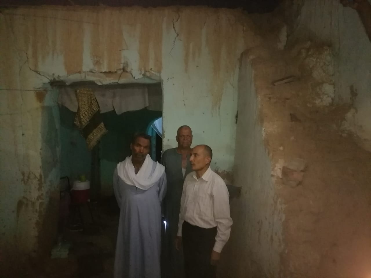 مساعدات مادية وعينية وعلاجية للمضارين من سقوط الامطار بمركز باريس بالوادي الجديد (3)