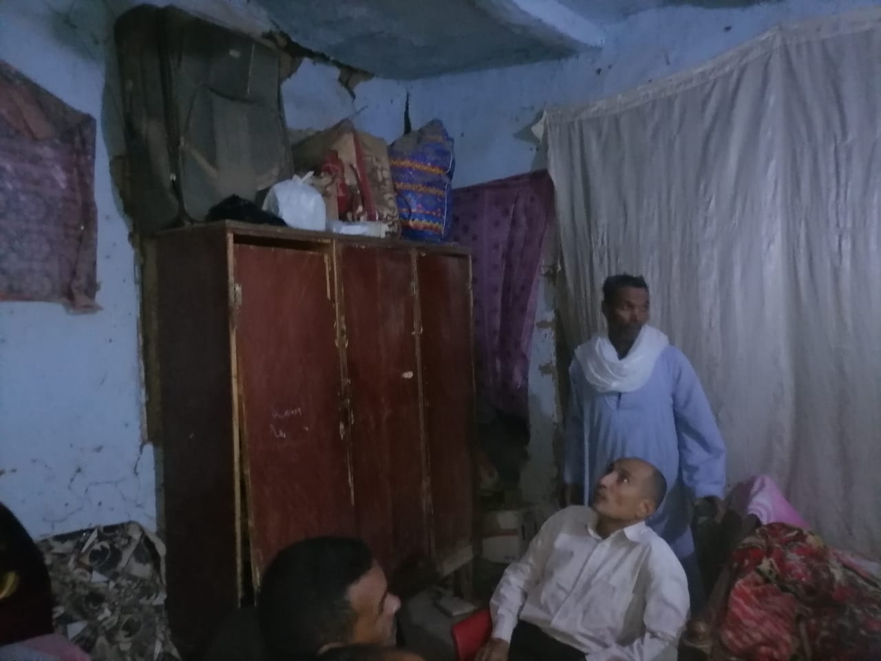 مساعدات مادية وعينية وعلاجية للمضارين من سقوط الامطار بمركز باريس بالوادي الجديد (8)