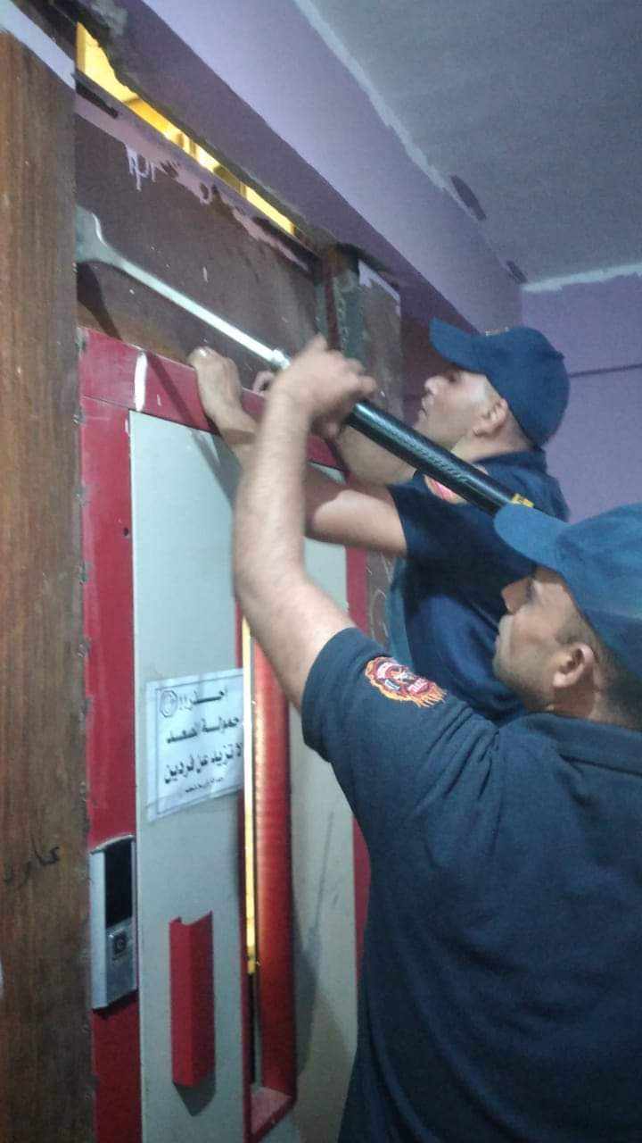الحماية المدنية تنقذ رطفلا محتجز داخل مصعد ببرج سكني بالخارجة (1)