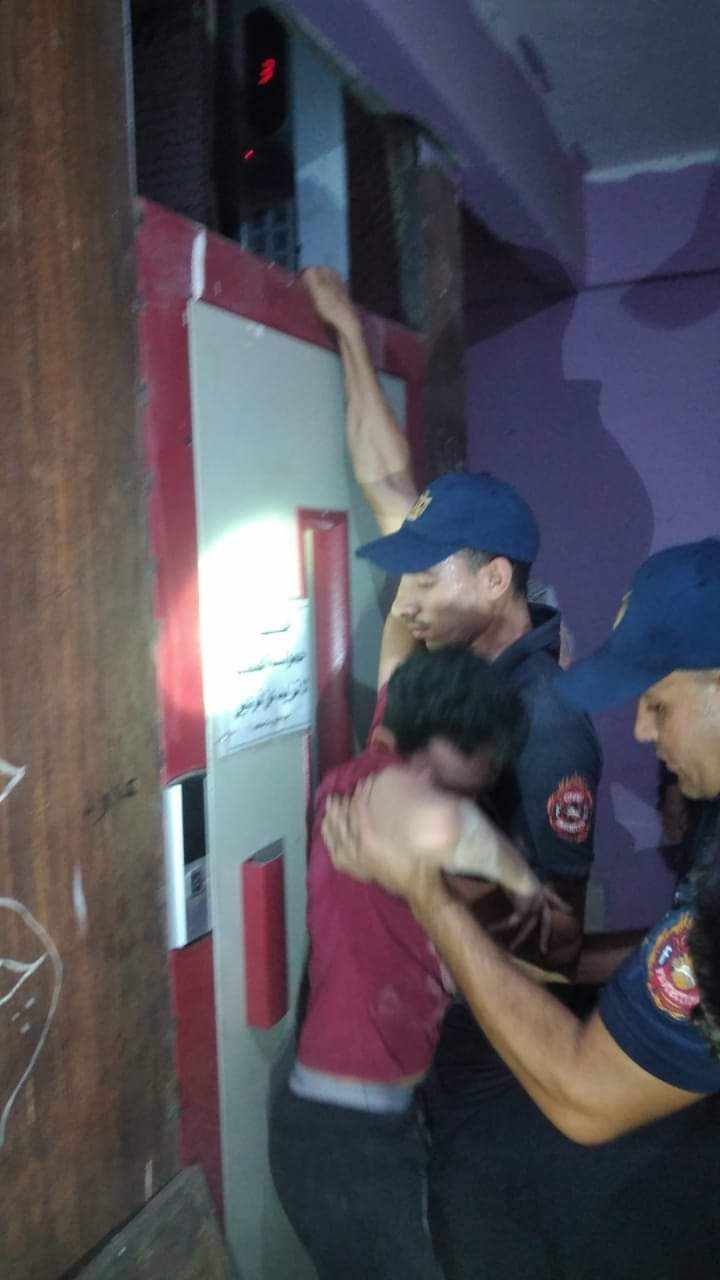 الحماية المدنية تنقذ رطفلا محتجز داخل مصعد ببرج سكني بالخارجة (3)