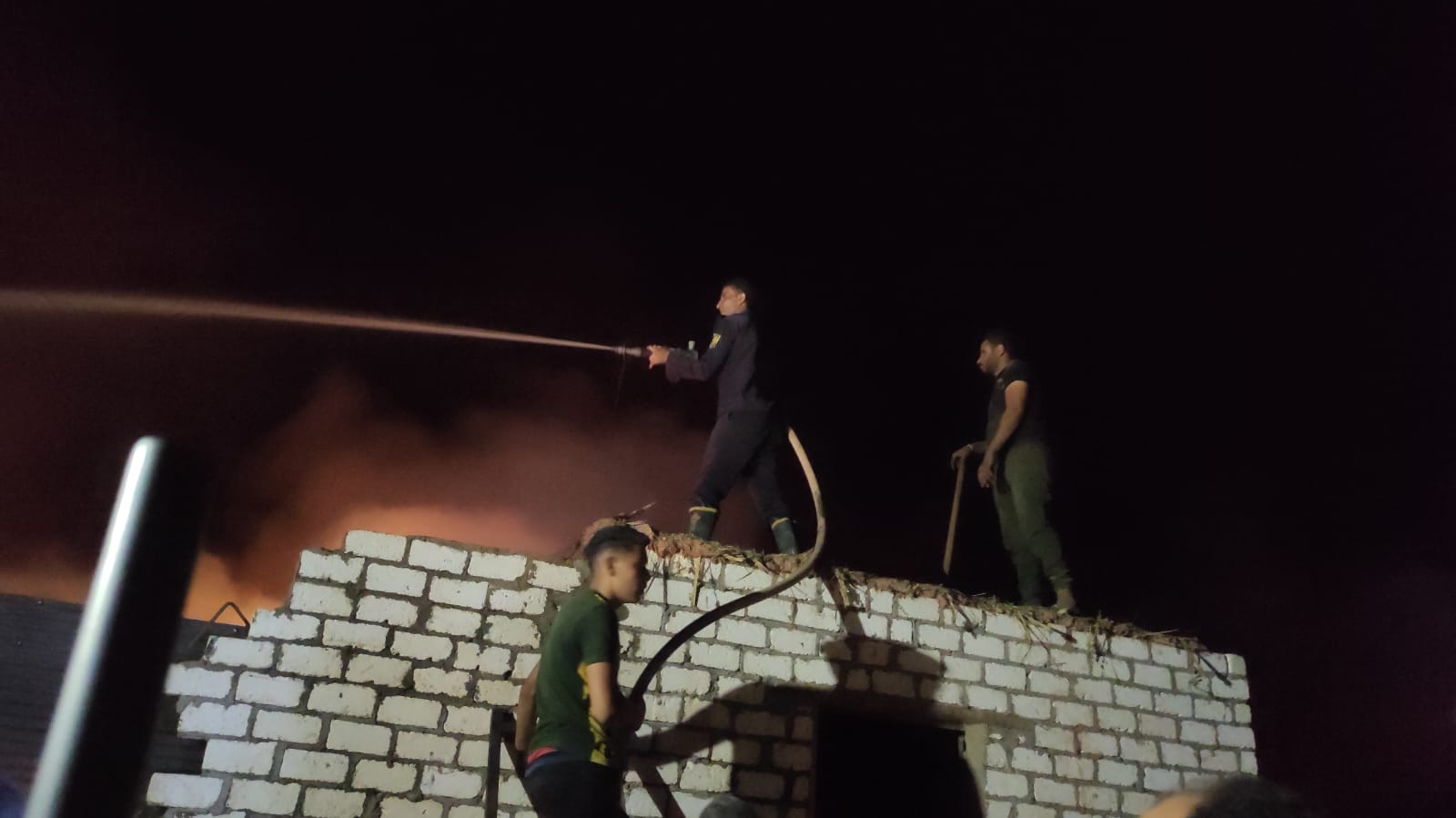 نفوق ماشية وتفحم حظائر في حريق هائل بقرية الهنداو في الوادي الجديد (2)
