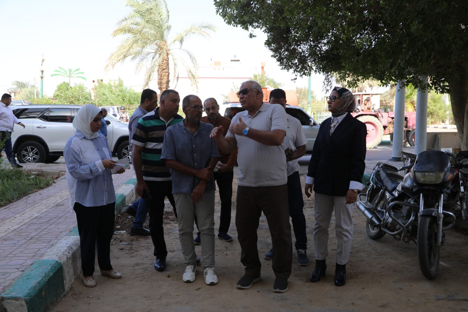 محفظ الوادي الجديد يتفقد مشروع بيوت الطلبة بالخارجة (1)