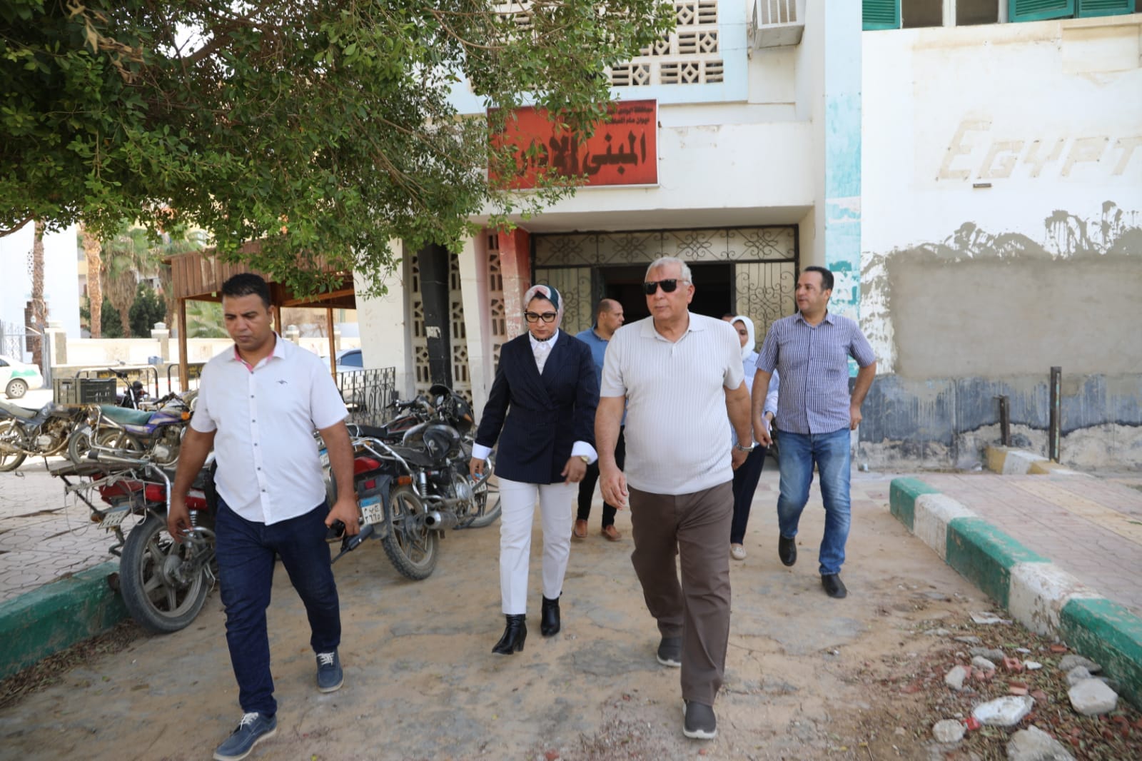 محفظ الوادي الجديد يتفقد مشروع بيوت الطلبة بالخارجة (4)