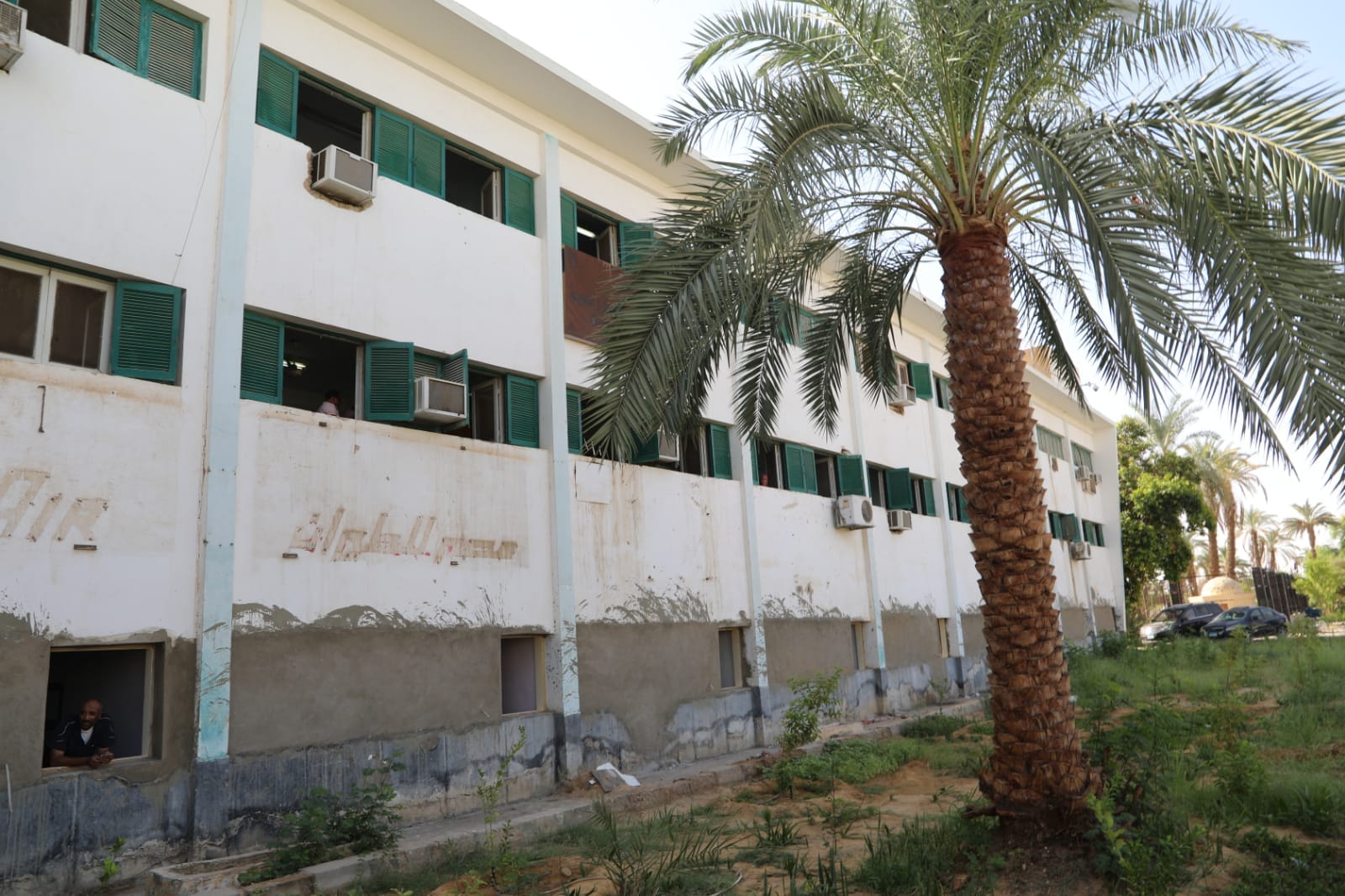 مشروع تحويل المبنى الغداري للمحافظة لبيوت طلبة بالخارجة (1)
