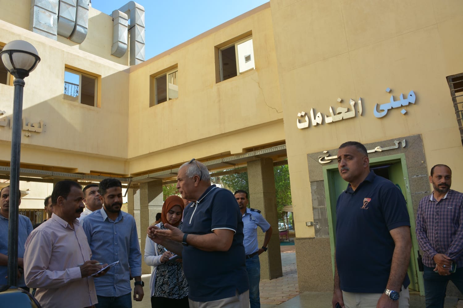 جولة تفقدية مفاجئة لمحافظ الوادي الجديد بمستشفى الخارجة التخصصي (2)