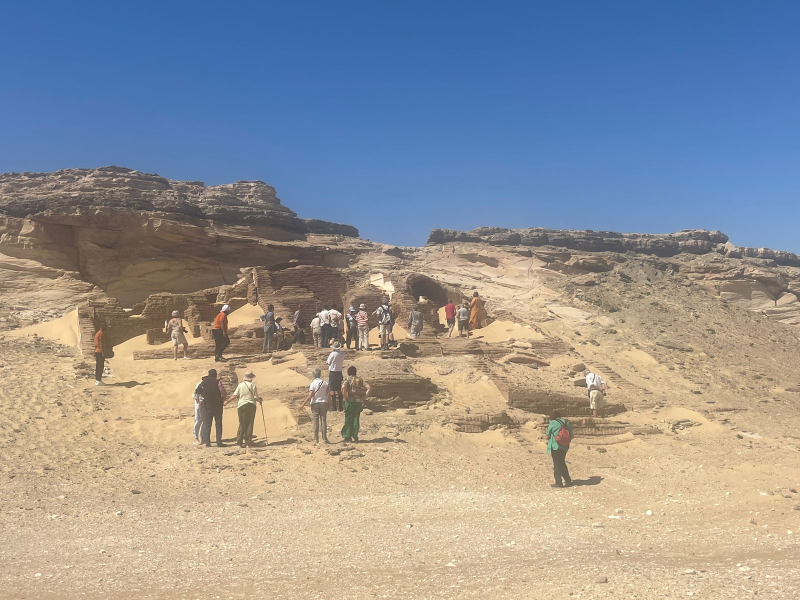 جانب من زيارات وفد بلجيكي لمعالم الوادي الجديد الأثرية (6)