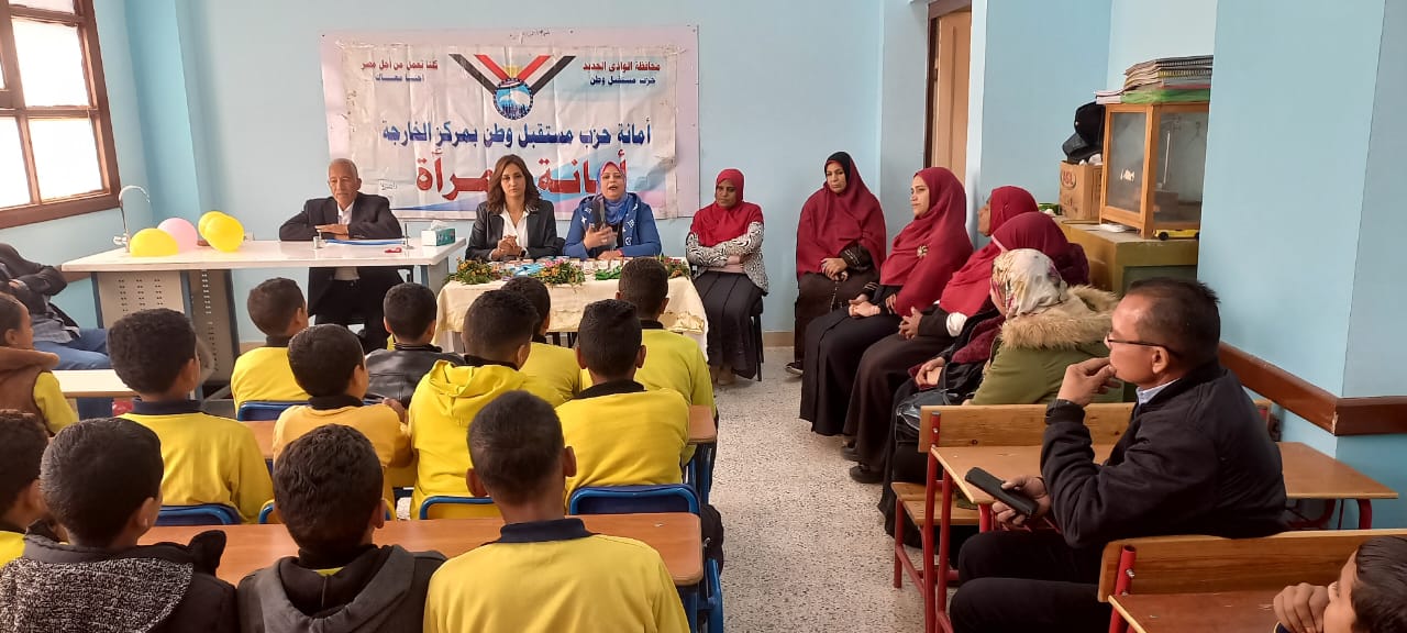 جانب من ندوة عن صحة الطفل بقرية الجزائر بمركز الخارجة (3)
