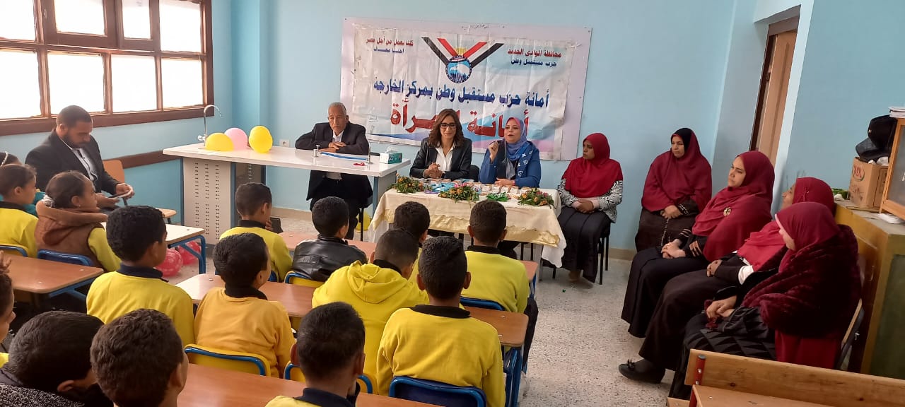 جانب من ندوة عن صحة الطفل بقرية الجزائر بمركز الخارجة (4)
