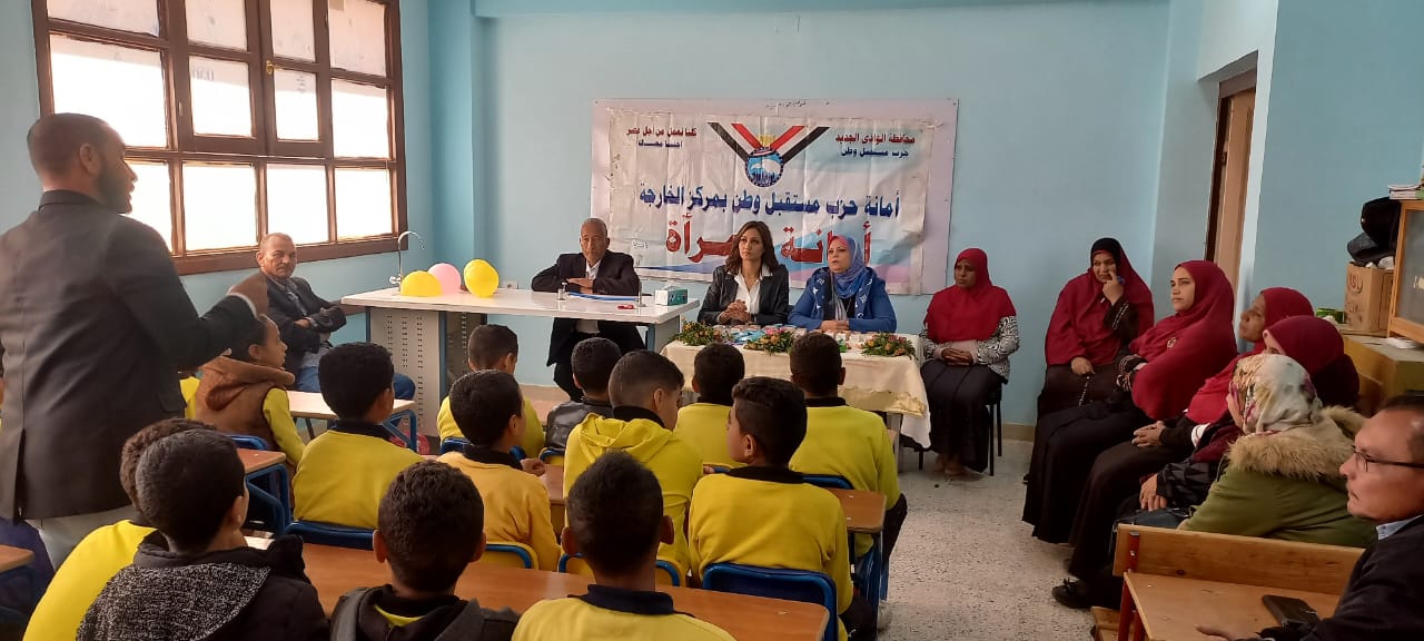 جانب من ندوة عن صحة الطفل بقرية الجزائر بمركز الخارجة (1)