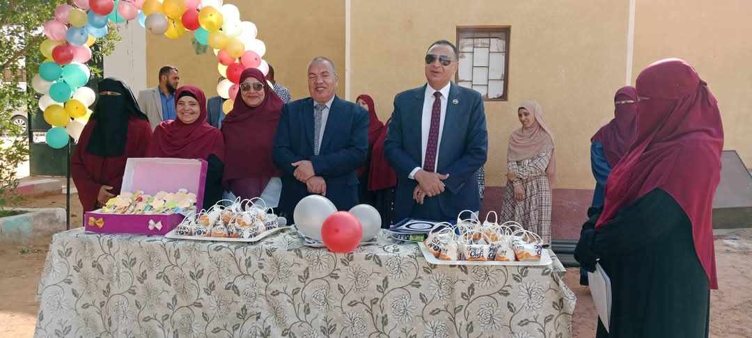 عيدية وشوكولاتة وبلالين وجاتوه.. المدارس تستقبل الطلاب في أجواء من البهجة بعد العيد (1)