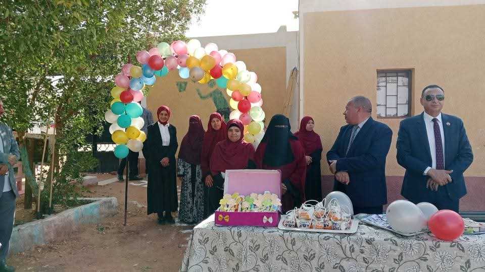 عيدية وشوكولاتة وبلالين وجاتوه.. المدارس تستقبل الطلاب في أجواء من البهجة بعد العيد (3)
