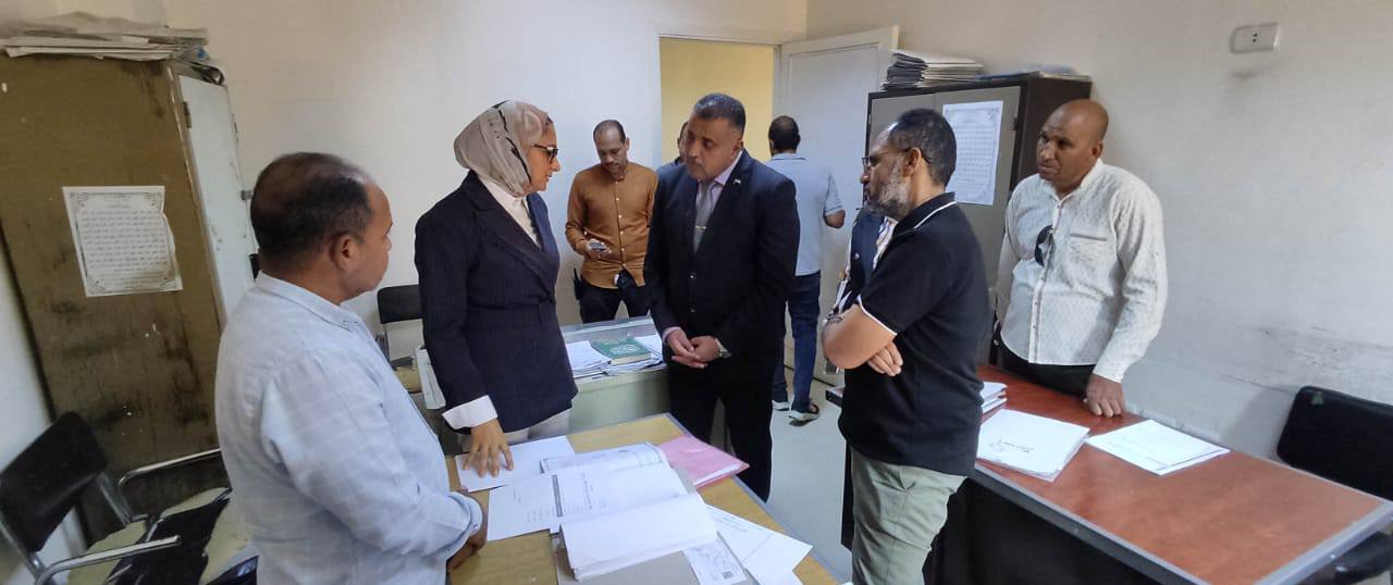 نائب محافظ الوادي الجديد تتفقد مركز الخارجة (1)