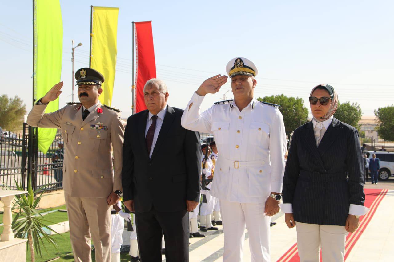 محافظ الوادي الجديد يضع اكاليل الزهور على النصب التذكاري للشهداء (4)