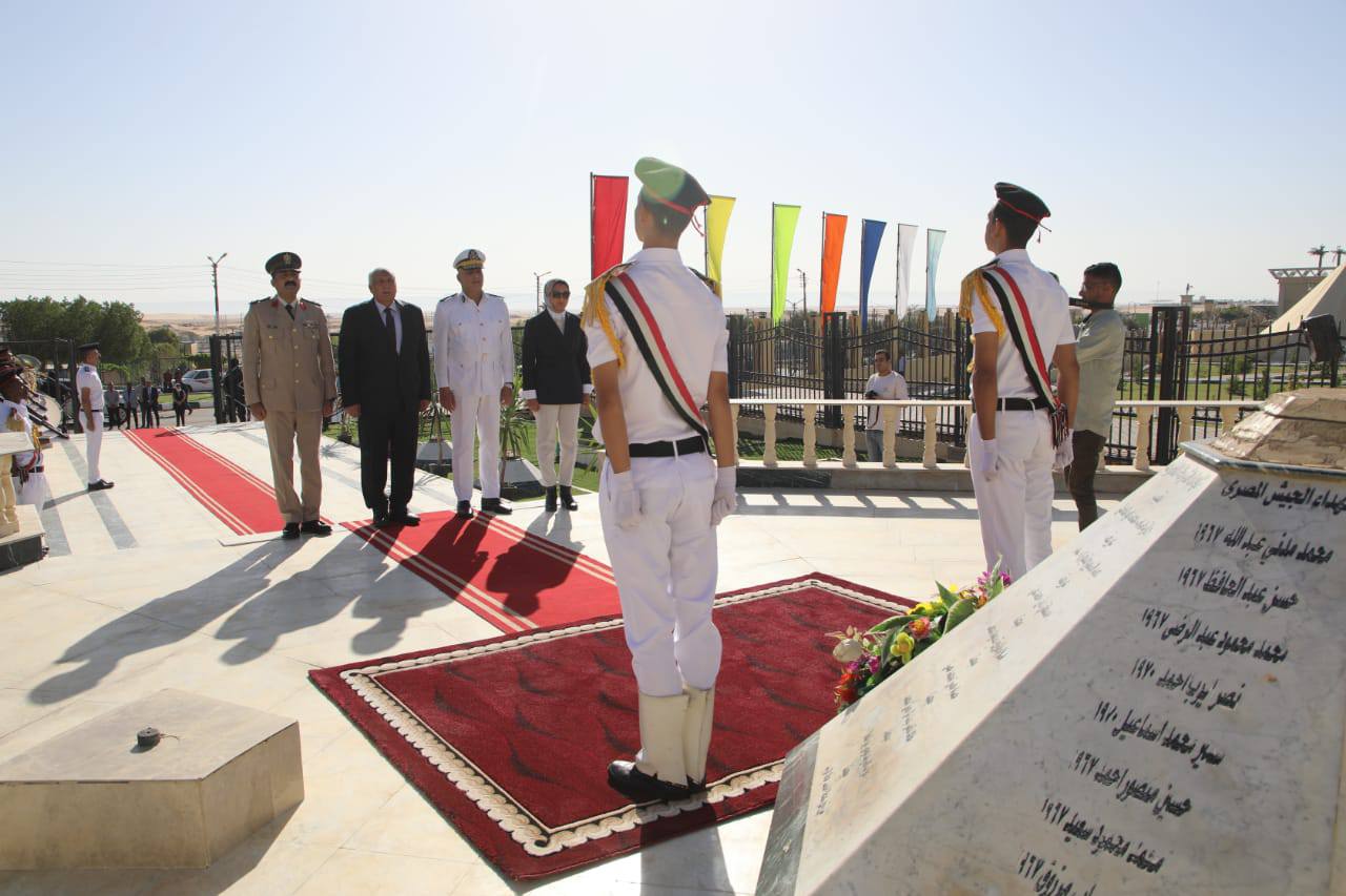 محافظ الوادي الجديد يضع اكاليل الزهور على النصب التذكاري للشهداء (6)