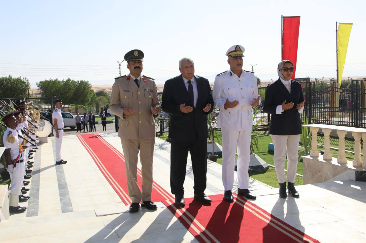 محافظ الوادي الجديد يضع اكاليل الزهور على النصب التذكاري للشهداء (1)