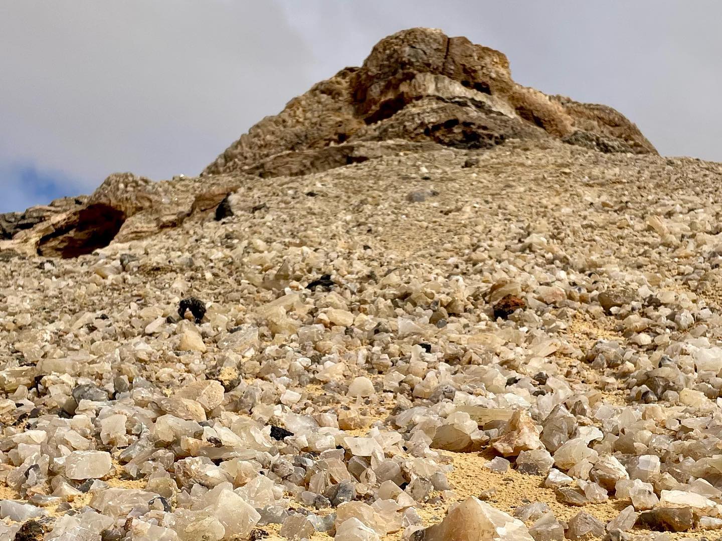 صخور ومكونات جبل الكريستال بواحة الفرافرة (1)
