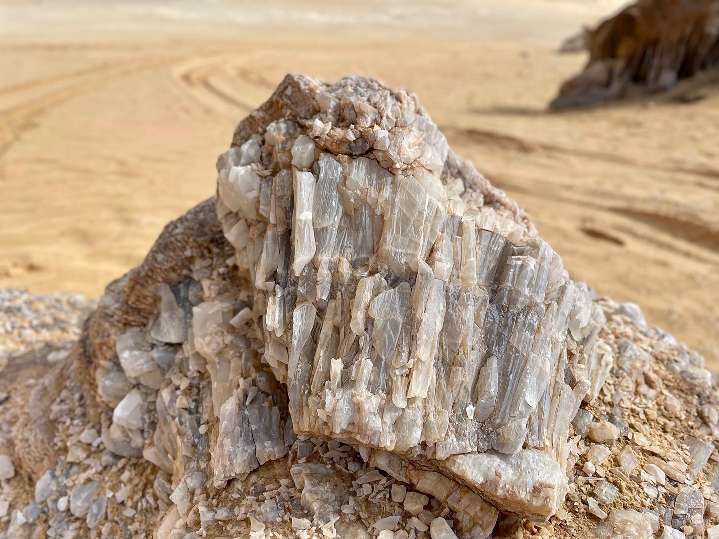 صخور ومكونات جبل الكريستال بواحة الفرافرة (2)