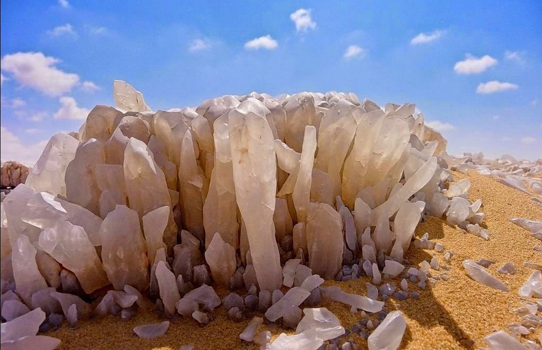 صخور ومكونات جبل الكريستال بواحة الفرافرة (7)