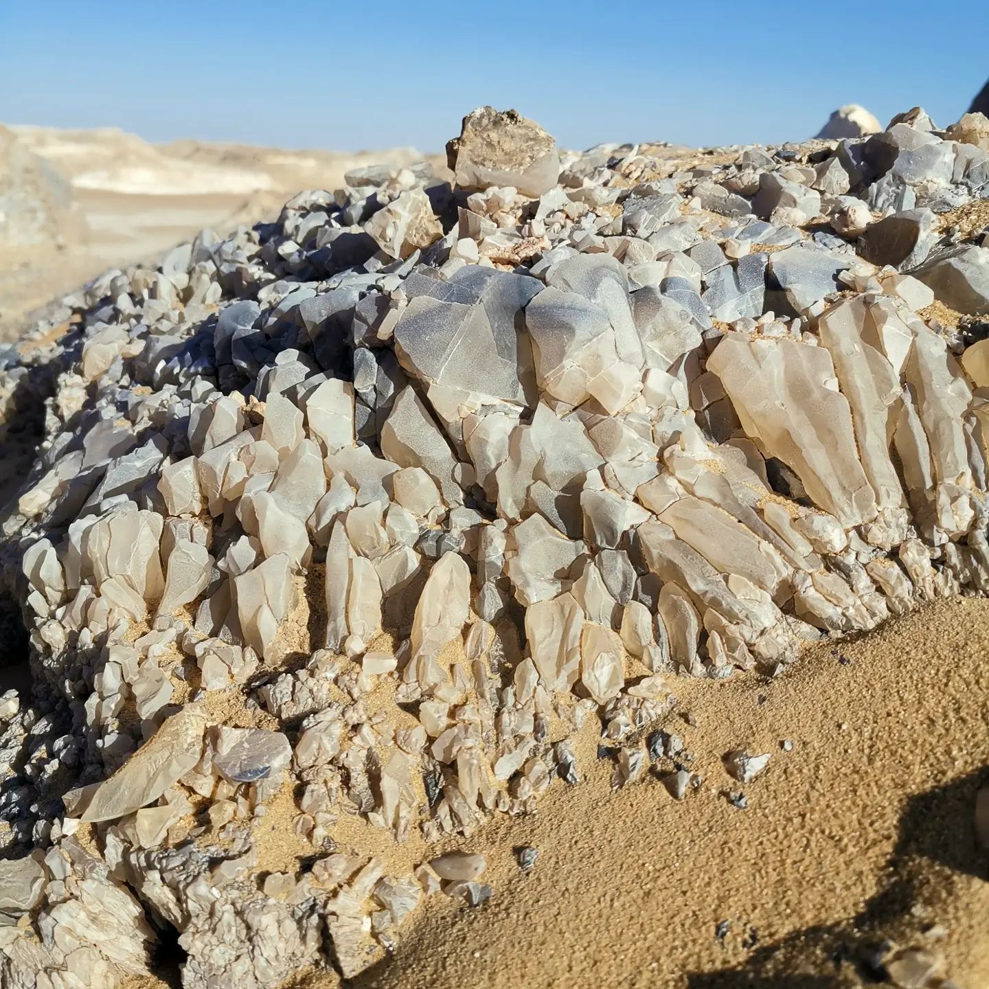 صخور ومكونات جبل الكريستال بواحة الفرافرة (13)