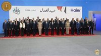 الرئيس السيسي يلتقط صورة تذكارية مع العاملين بمجمع هايير الصناعي 