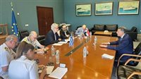 سفير مصر بأثينا يبحث سبل دعم التعاون مع وزير الشؤون البحرية اليوناني 