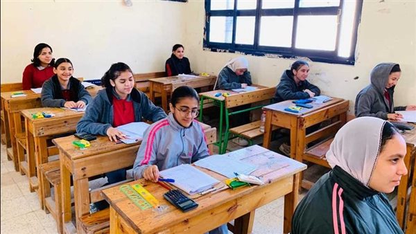 طلاب الشهادة الإعدادية في القاهرة يؤدون اليوم امتحاني الجبر والإحصاء والتربية الفنية | عاجل 