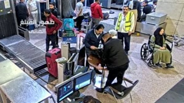 كاميرات المراقبة بمطار القاهرة تكذب إدعاء راكب باستبدال أمواله بعملات محلية.. فيديو #عاجل 