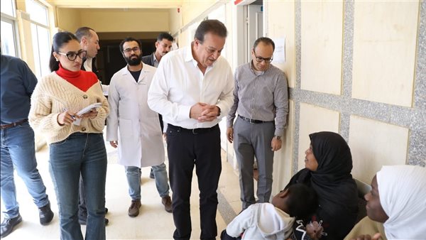 وزير الصحة يغير مسار جولته لزيارة مركز طبي الحي الثالث في بدر ويوجه بتنفيذ احتياجات المرضى فورًا 