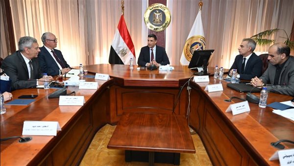 وزير الصناعة: نشجع شركات الأدوية على التوسع في تعميق صناعة المواد الفعالة بالدواء 